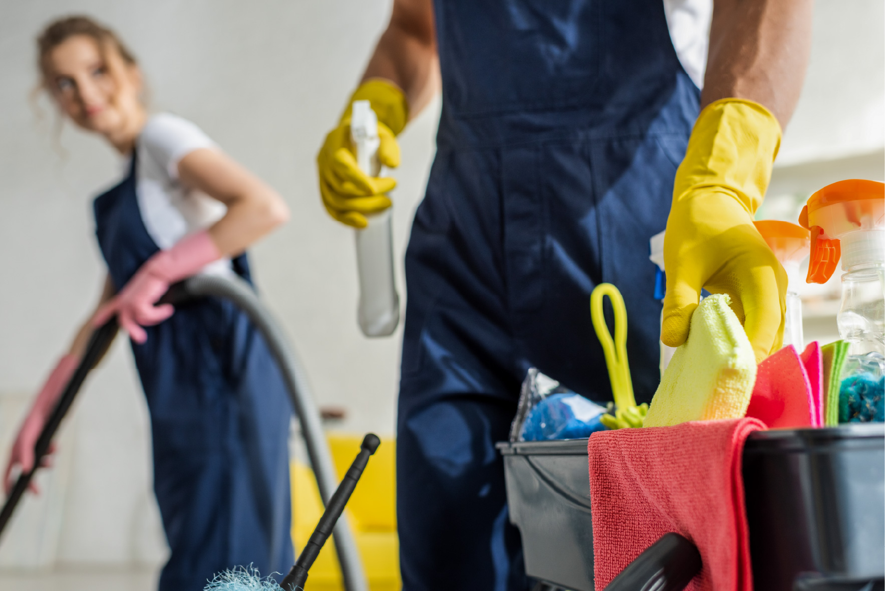 Reinigungswagen mit Hygieneutensilien und 2 Reinigungskräften Reinigungswagen mit Hygieneutensilien und 2 Reinigungskräften